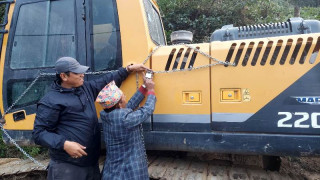   सडक निर्माणको काम अलपत्र पार्ने ठेकेदारको मेशिनमा नगरपालिकाले लगायो ताला 