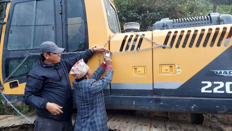   सडक निर्माणको काम अलपत्र पार्ने ठेकेदारको मेशिनमा नगरपालिकाले लगायो ताला 