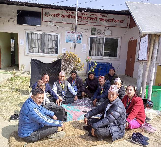 शिक्षिका सरुवाको विरोधमा शिक्षकले दिए गाउँपालिकामा धर्ना 