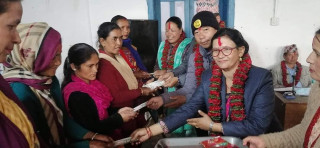 नगरपालिकाले गर्‍यो विपन्न छ महिलालाई आर्थिक सहयोग