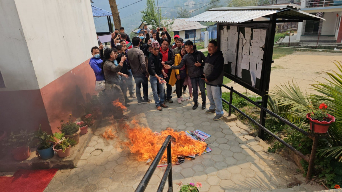खोटाङमा पहिचान पक्षधर समुहले  ‘कोशी प्रदेश’  लेखेको क्यालेण्डर जलायो