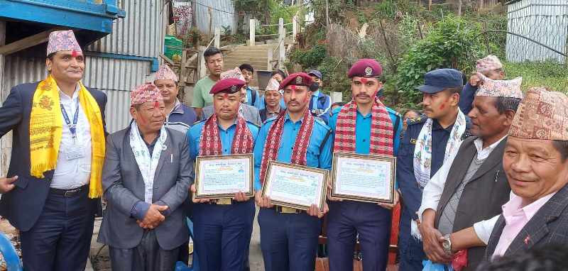 आगलागी हुनबाट दिक्तेलबजार जोगाउने तीनजना प्रहरीलाई सम्मान