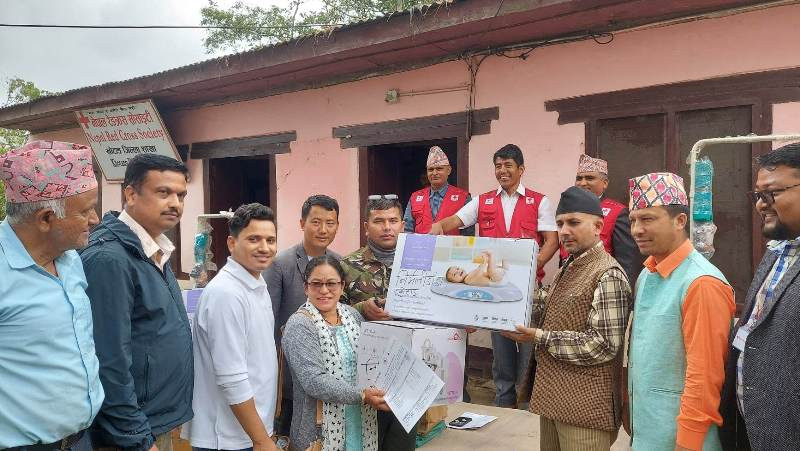 दिक्तेल नगरपालिकाका नौ वर्थिङ सेन्टरलाई रेडक्रसले दियो स्वास्थ्य सामाग्री
