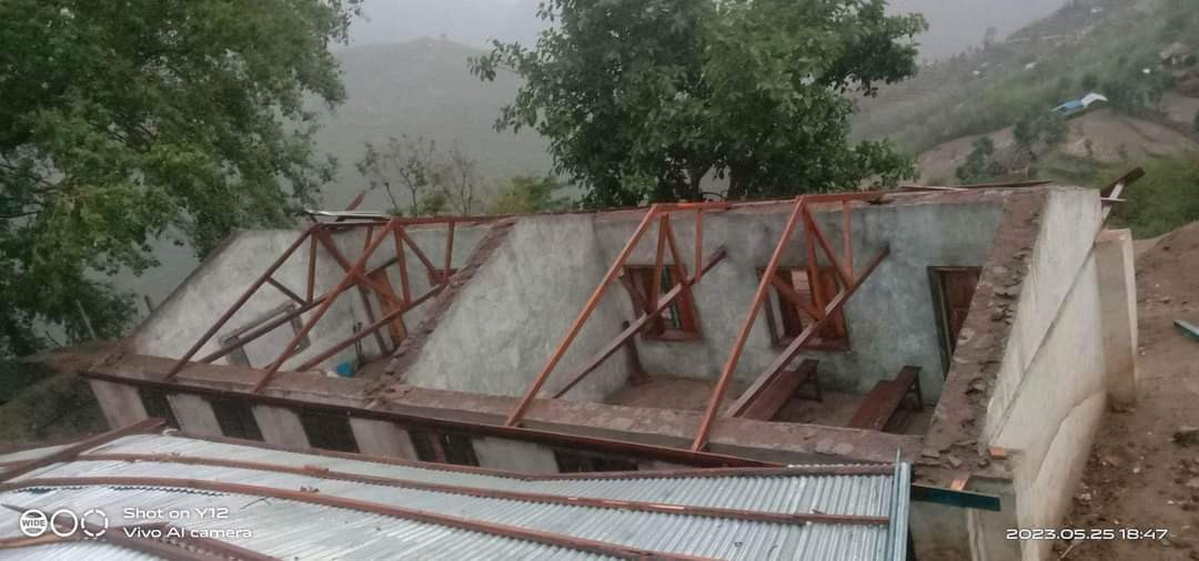पानी  र हावाहुरीका कारण विद्यालयमा क्षती