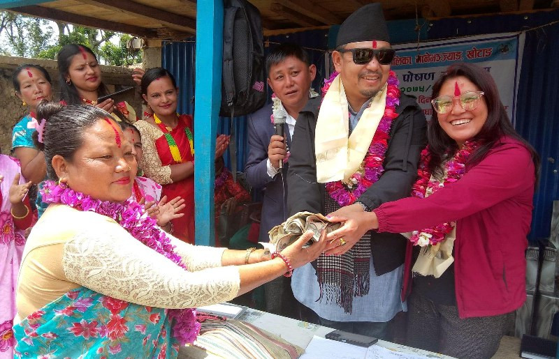 महिला कृषक समूहलाई वीउपूँजी अनुदान रकम हस्तान्तरण