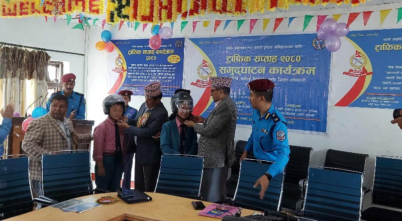 खोटाङमा विद्यार्थीलाई हेल्मेट लगाई दिएर ‘ट्राफिक सप्ताह’  कार्यक्रम शुरु