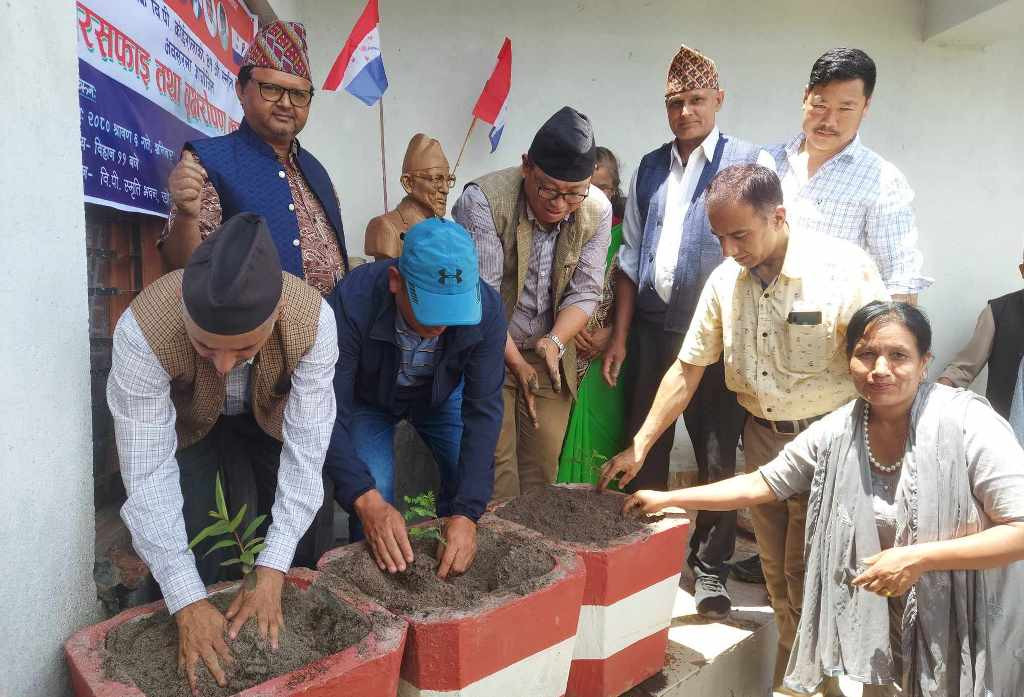 वीपी स्मृति भवन परिषर दिक्तेलमा  सरसरफाई तथा वृक्षारोपण