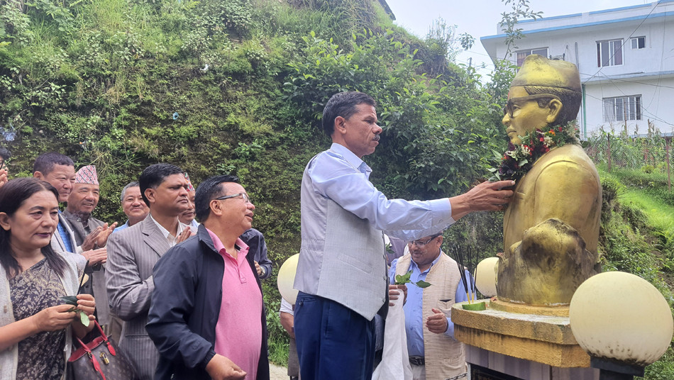 खोटाङमा श्रेष्ठको शालिकमा माल्यापण गरेर दिवस मनाइयो