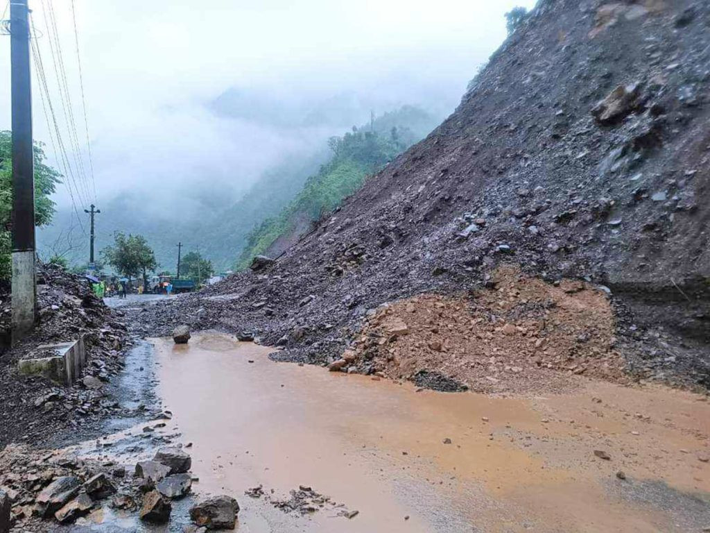 पहिरोले नारायणगढ-मुग्लिन सडक अवरुद्ध