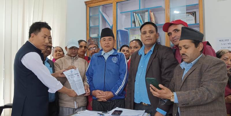 शिक्षकहरुको माग सम्बोधन नगरेको भन्दै खोटाङका १० वटै पालिकामा शिक्षकले दिए धर्ना