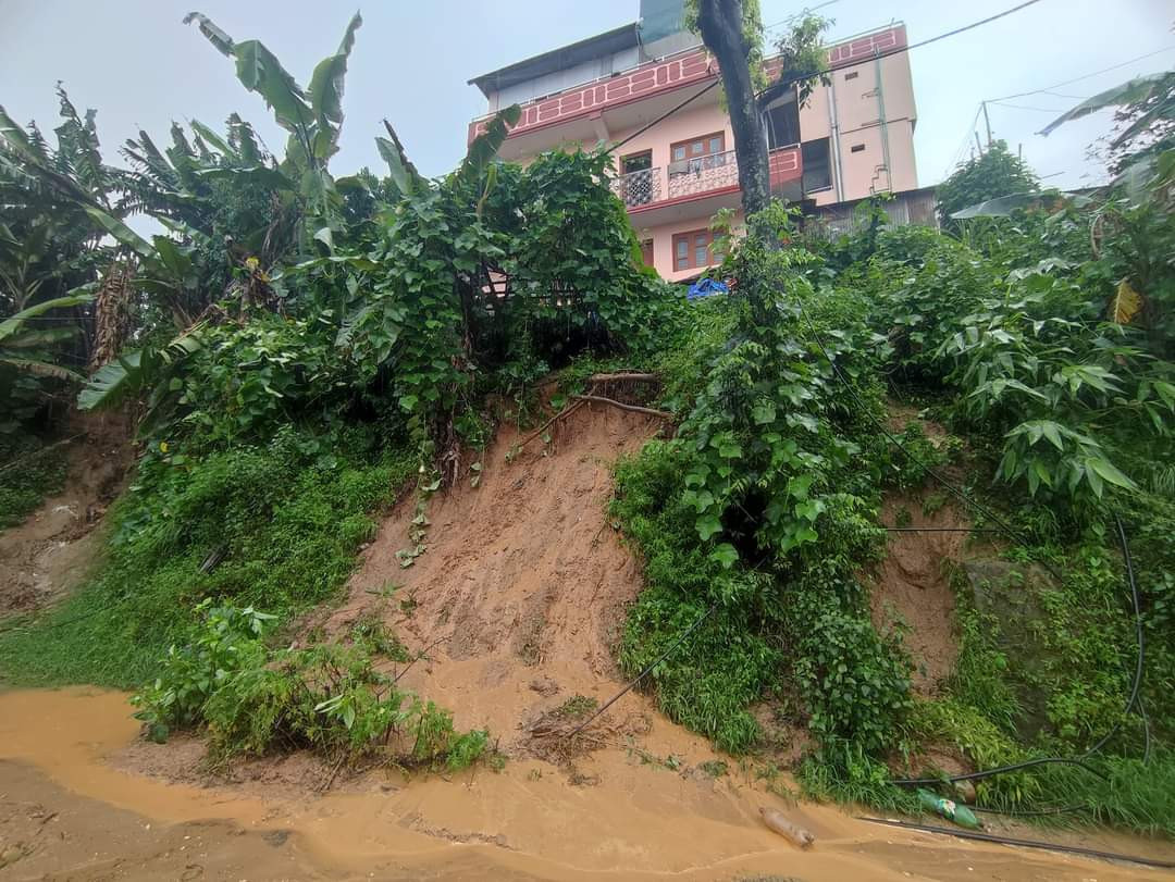 हलेसीबजारका ६ घर पहिरोको उच्च जोखिममा