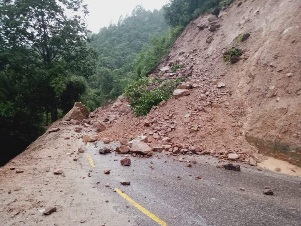 वर्षाका कारण मध्यपहाडी लोकमार्ग अवरुद्ध हुँदा यात्रुहरु अलपत्र