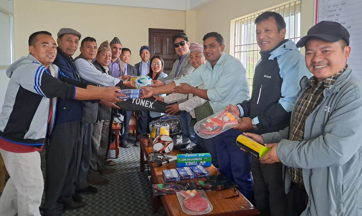 पूर्व विद्यार्थी मञ्चद्धारा क्याम्पसलाई खेल सामग्री प्रदान