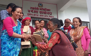 गाउँपालिकाद्धारा राडीपाखी व्यवसायी महिलालाई चर्खा र कोरेसो प्रदान
