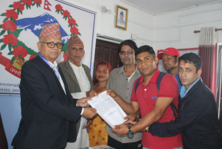 आचार्य गाउँ बसपार्क सञ्चालनमा ल्याउन माग गर्दै  स्थानीयले बुझाए ज्ञापनपत्र