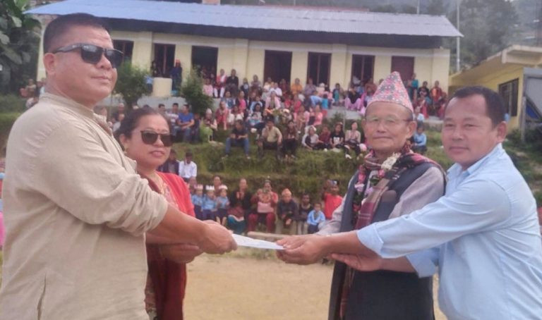 बुबाआमाको स्मृतिमा विद्यालयलाई तीन लाख ५० हजार आर्थिक सहयोग