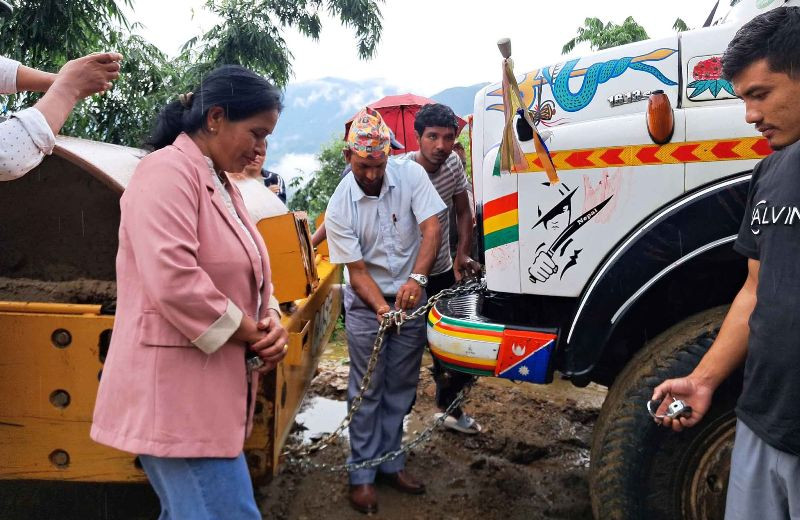 सडक स्तरोन्नतीको काम अलपत्र पार्ने ठेकेदारको मेसिनमा नगरले लगायो ताला