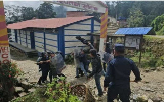 कोशी प्रदेशका स्वास्थ्य मन्त्री मेन्याङ्बोलाई पहिचानवादीले देखाए कालो झण्डा