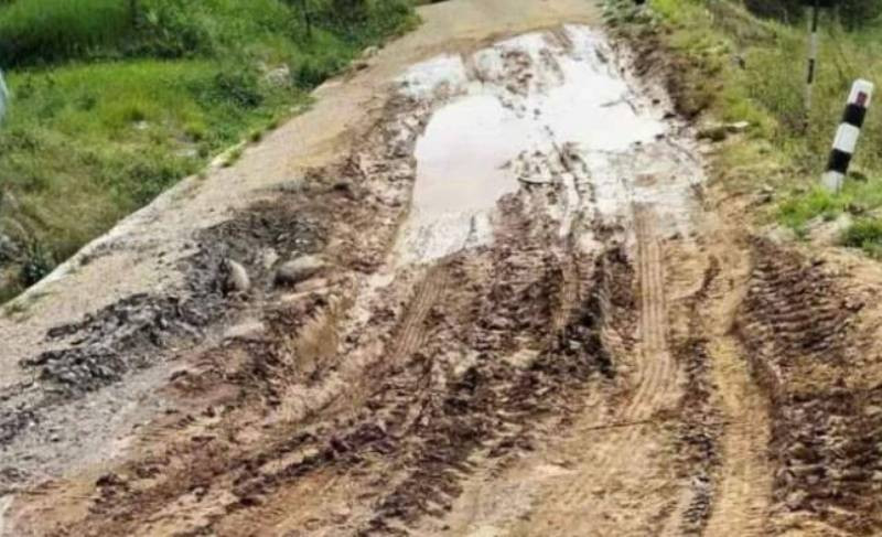 बनेको तीन महिनामै सडक भत्किएपछि स्थानीयवासी आक्रोसित