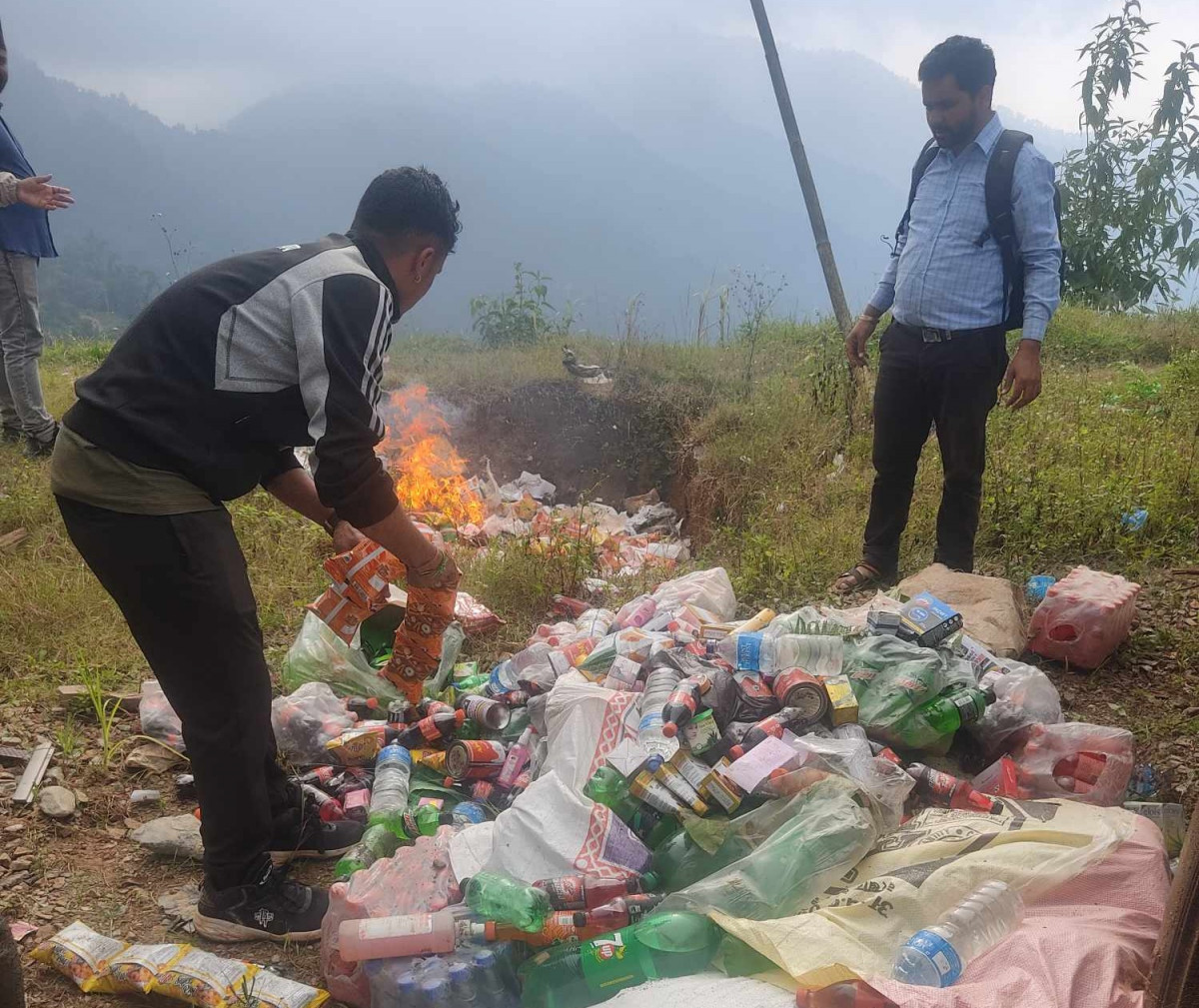 चिसापानी बजारबाट म्याद नाघेका एक ट्याक्टर सामान बरामद, अनुगमन गर्न व्यवसायीले गरे अवरोध