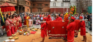 नवरात्रको सातौँ दिन : दसैँघरमा भित्र्याइँदै फूलपाती