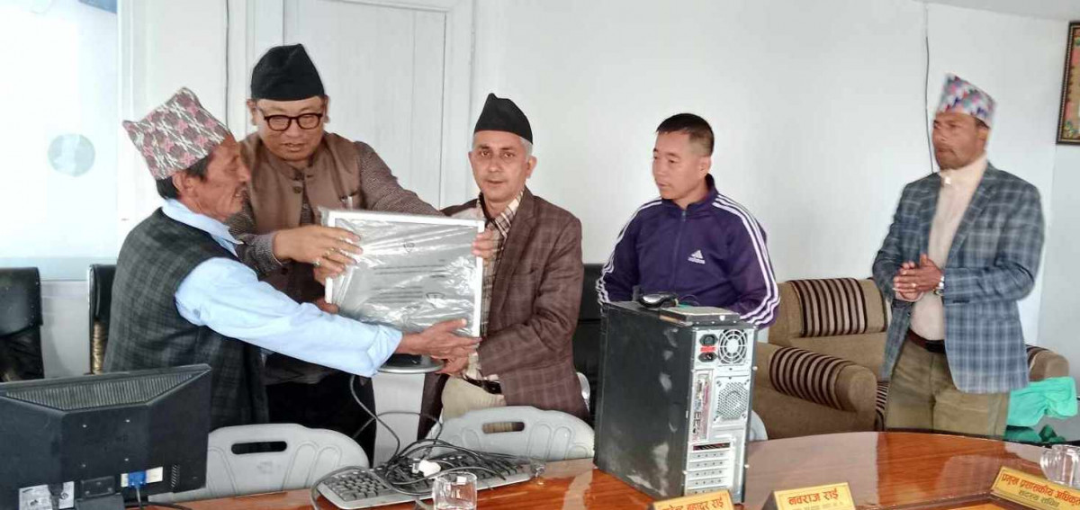नगरपालिकाद्वारा पाँच आधारभूत विद्यालयलाई कम्प्युटर प्रदान