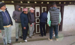 दर्ता नगरी सञ्चालित फार्मेसी पसलमा प्रशासनको ताला