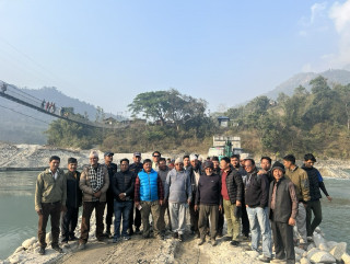 निर्माणाधीन पुलको अनुगमन गर्न धाप्लाङघाट पुगे प्रदेशसभा सदस्य राई