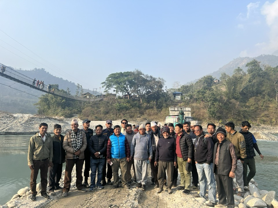 निर्माणाधीन पुलको अनुगमन गर्न धाप्लाङघाट पुगे प्रदेशसभा सदस्य राई
