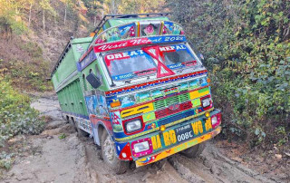 साकेला गाउँपालिकामा काठ बोक्ने ट्रक प्रवेशमा रोक, प्रवेश गरे २० हजार जरिवाना गरिने