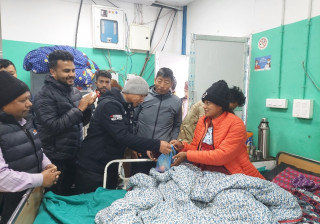 जनयुद्ध दिवसका अवसरमा बिरामीहरुलाई फलफूल  वितरण