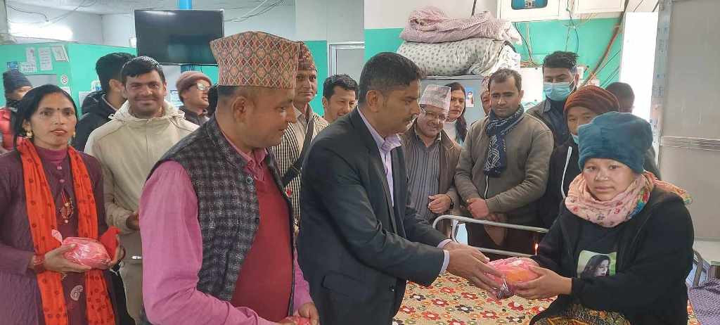 नेपाल ट्रेड युनियन कांग्रेसद्वारा बिरामीलाई फलफूल वितरण