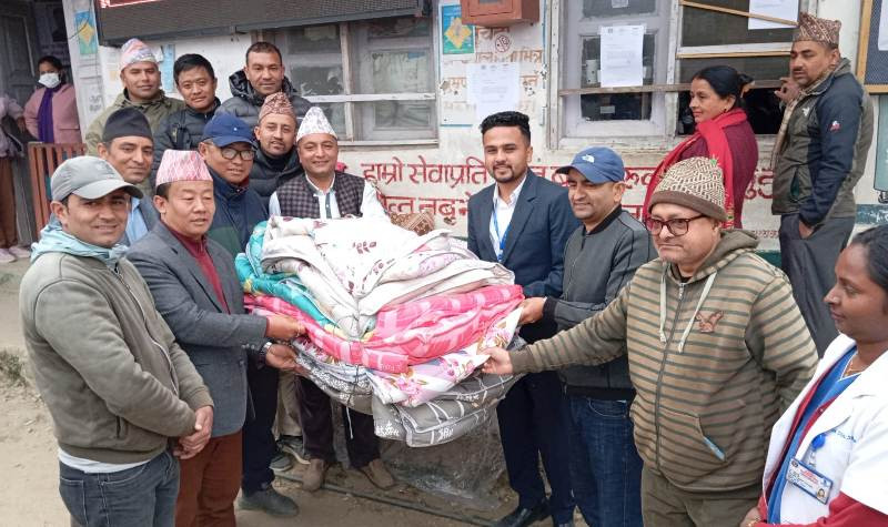 जिल्ला अस्पताल खोटाङलाई न्यानो कपडा प्रदान