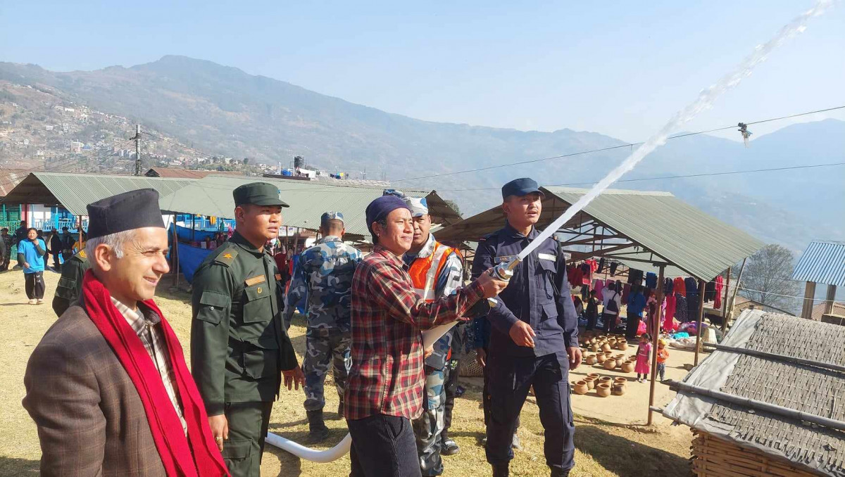 फायर हाइड्रेन्ट पाईप स्थानीयहरुलाई वितरण तथा परिक्षण