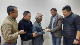 खोरबाट निकालेर अस्पताल पुर्‍याइएकी फुर्दिकुलाई आर्थिक सहयोग