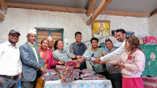 सामुदायिक विद्यालयका शिक्षक र विद्यार्थीलाई  वडाले दियाे ट्रयाकसुट र टिर्सट
