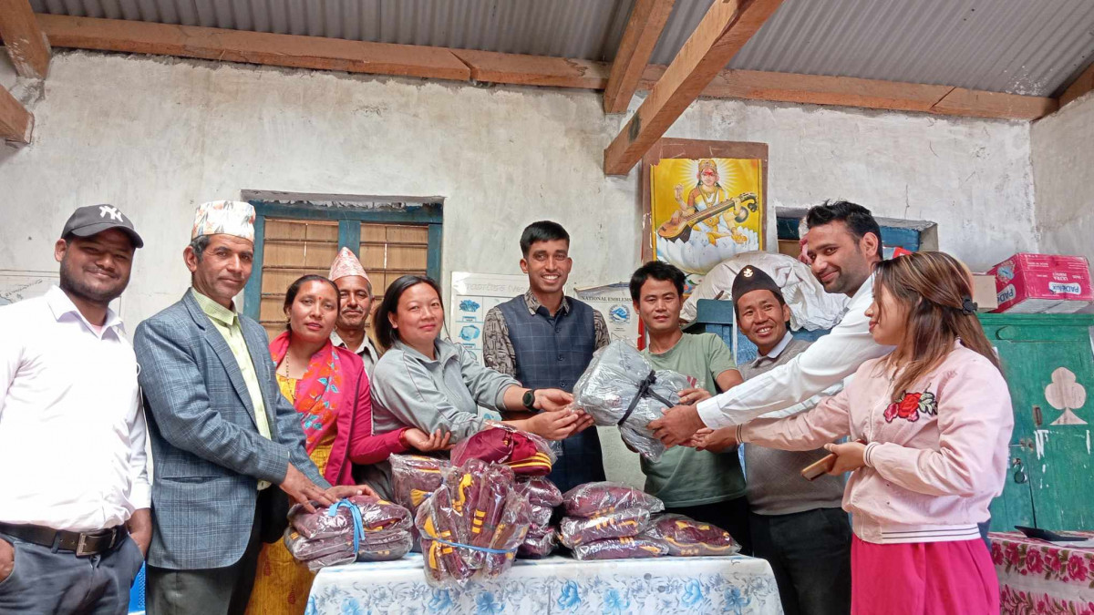 सामुदायिक विद्यालयका शिक्षक र विद्यार्थीलाई  वडाले दियाे ट्रयाकसुट र टिर्सट