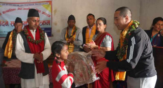 ४० जना दलित विद्यार्थीलाई झोला वितरण