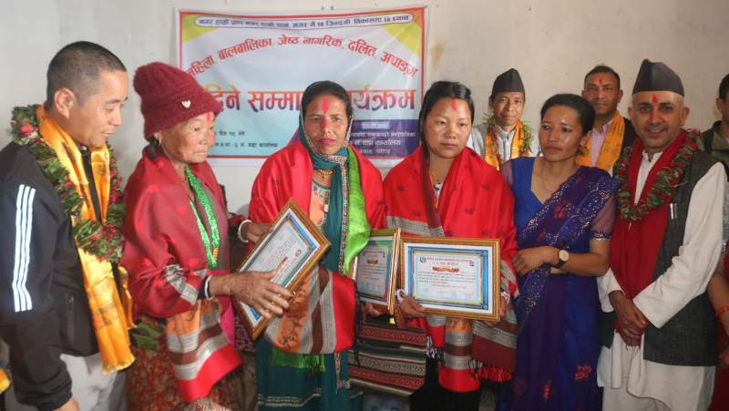 अपाङ्गता भएका व्यक्तिको स्याहारसुसार गर्ने तीन जनालाई सम्मान