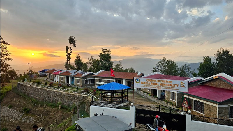 साकेलाका सामुदायिक विद्यालयमा अंग्रेजी माध्यमबाट पढाईने