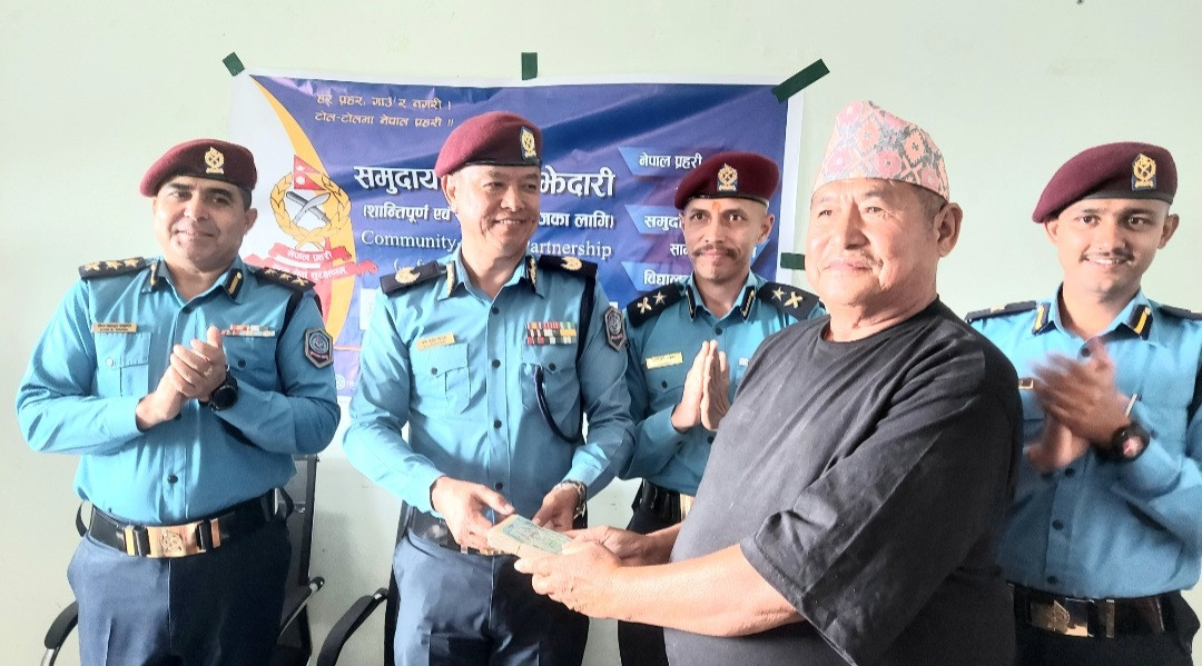 अग्नी पीडित पूर्व प्रहरी सहायक निरीक्षकलाई डेढ लाख आर्थिक सहयोग