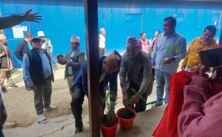 मदन–आश्रित स्मृति दिवसको अवसरमा स्वास्थ्य केन्द्र परिषर सरसफाई