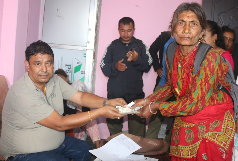 बचतकर्ताको रकम फिर्ता गर्दै लालुपाते सहकारी