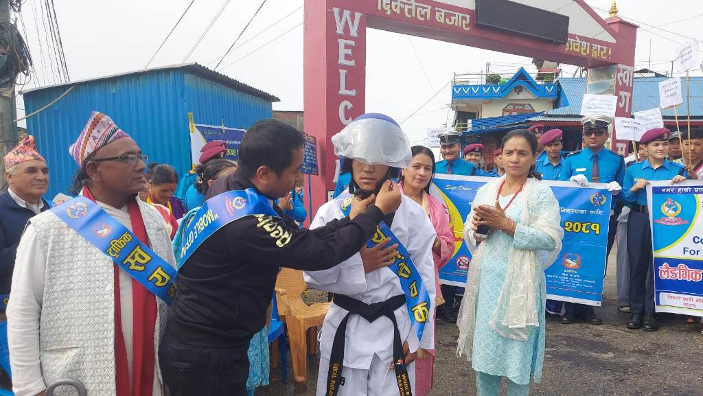 विद्यार्थीलाई हेल्मेट लगाई दिएर ट्राफिक सप्ताह सुरू