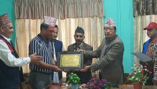 तोकिएको समय अगावै पुल निर्माणको काम सम्पन्न गर्ने निर्माण व्यवसायी कार्कीलाई सम्मान