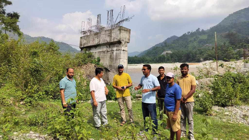 प्राविधिकको टोलीसहित धाप्लाङघाट पुगे प्रदेश सभा सदस्य राई