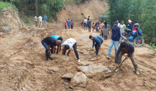 साकेलाबाट आएर दिक्तेलमा श्रमदान (फोटो फिचर)