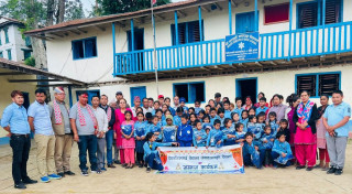 समाजसेवी सैँजूले दिए विद्यार्थीलाई ट्र्याकसुट र खेल सामग्री