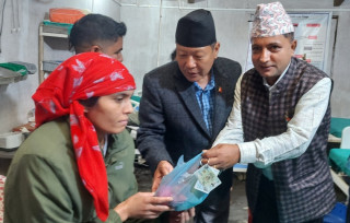 अस्पतालका १३ जना बिरामीलाई फलफूल वितरण