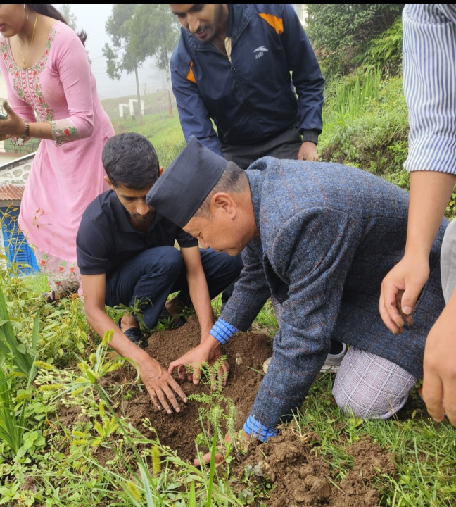 मदन भण्डारीको ७३ औँ जन्मजयन्ती : अनेरास्ववियुले ग¥यो क्याम्पसमा वृक्षरोपण